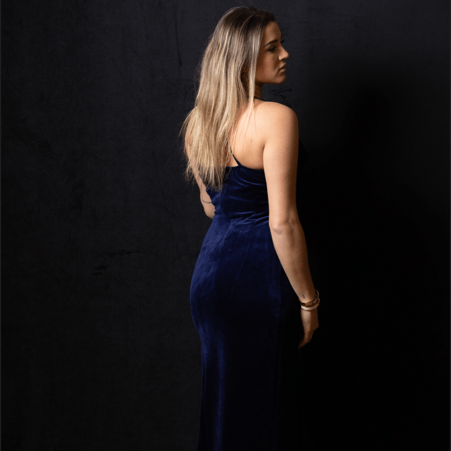 ROBE DE BAL UNICOLORE EN VELOURS FENDUE