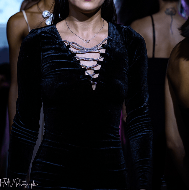 MINI-ROBE EN VELOURS NOIR 