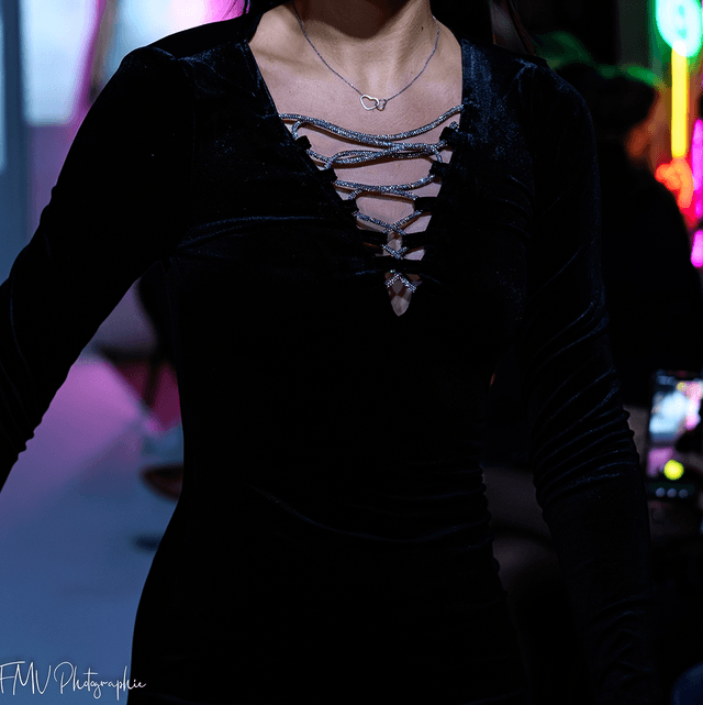 MINI-ROBE EN VELOURS NOIR 