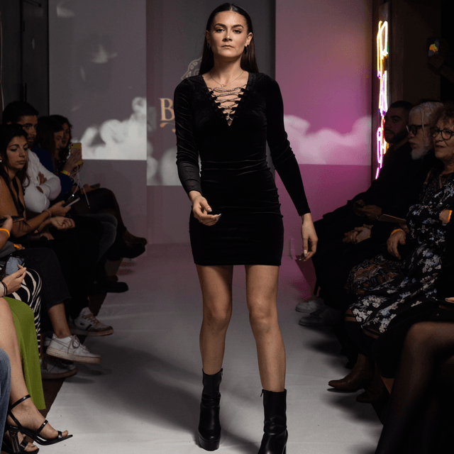 MINI-ROBE EN VELOURS NOIR 