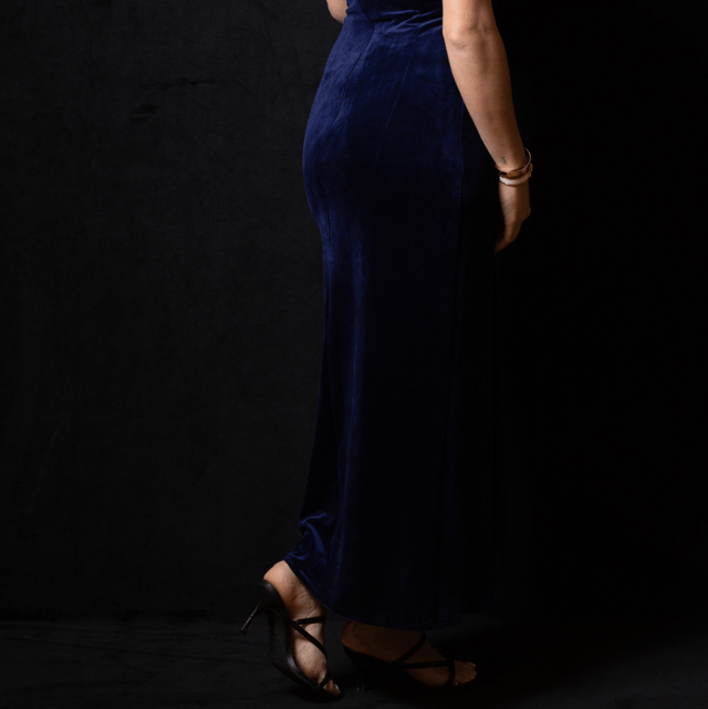 ROBE DE BAL UNICOLORE EN VELOURS FENDUE