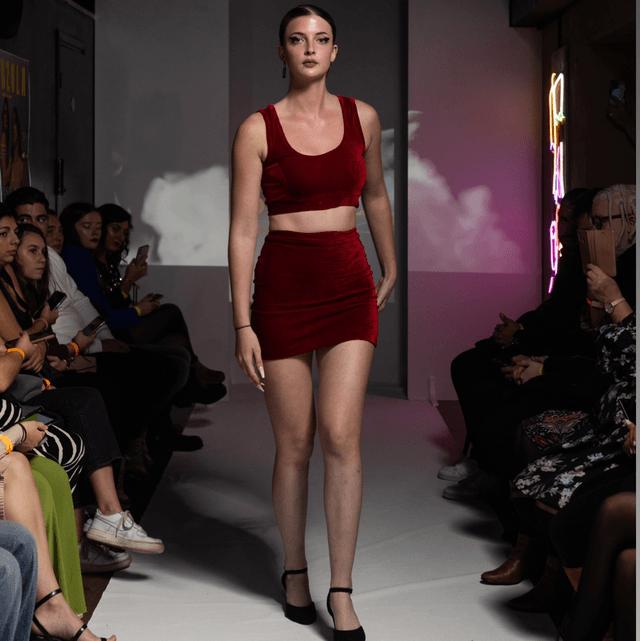 ENSEMBLE HAUT ET JUPE EN VELOURS ROUGE