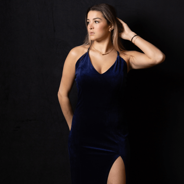 ROBE DE BAL UNICOLORE EN VELOURS FENDUE