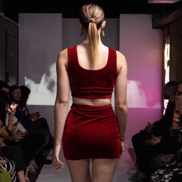 ENSEMBLE HAUT ET JUPE EN VELOURS ROUGE