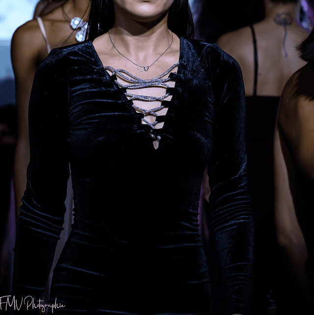 MINI-ROBE EN VELOURS NOIR 