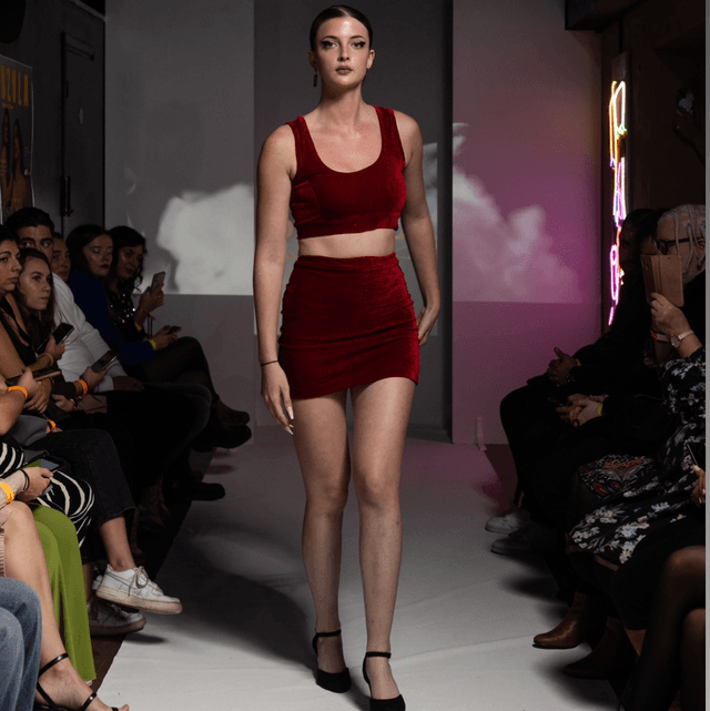 ENSEMBLE HAUT ET JUPE EN VELOURS ROUGE